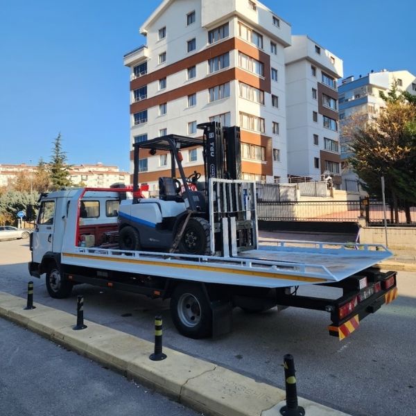 Bilkent forklift kiralama fiyatları için sahada çalışan forklift makinesi